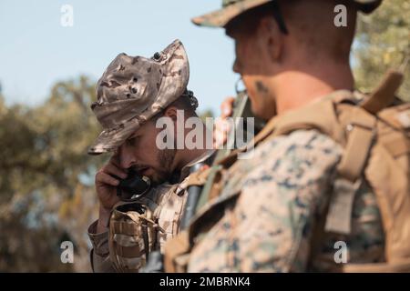 Une Infanteria de Marinas avec le groupe tactique Fox et un Marine américain avec le 1er bataillon, le 8e régiment de Marines, la 2e division de Marines, appellent à confirmation lors du FLOTEX-22 espagnol près de Rota, Espagne, le 21 juin 2022. Cet exercice comprend des actions tactiques à terre, combinées à une formation et à une planification conjointes, visant à accroître l'interopérabilité bilatérale globale entre les Nations. 1/8, FLOTEX-22, formation conjointe, Rota espagne, Banque D'Images