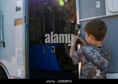 Les aviateurs et leurs enfants participent à une variété d'activités dans le cadre d'un événement « emmenez votre enfant au travail », le 21 juin 2022, à la 179th Airlift Wing, Mansfield, Ohio. Certaines des activités comprenaient la visite d'un C-130, la visite du service d'incendie et la démonstration de pliage de drapeau. 179th Airlift Wing, Ohio Air National Guard, Banque D'Images