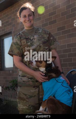 Les aviateurs et leurs enfants participent à une variété d'activités dans le cadre d'un événement « emmenez votre enfant au travail », le 21 juin 2022, à la 179th Airlift Wing, Mansfield, Ohio. Certaines des activités comprenaient la visite d'un C-130, la visite du service d'incendie et la démonstration de pliage de drapeau. 179th Airlift Wing, Ohio Air National Guard, Banque D'Images