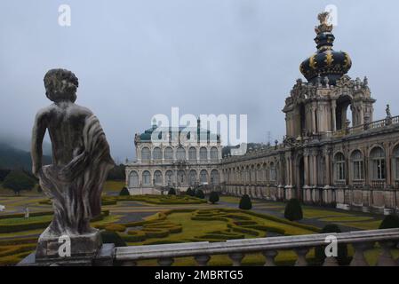 Le Parc de la porcelaine d'Arita - un parc à thème situé à Arita, au Japon. Reproduction du "Zwinger", un célèbre palais baroque de Dresde, en Allemagne Banque D'Images