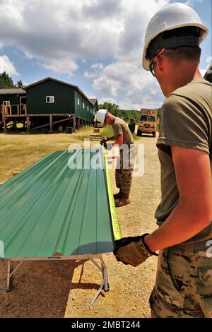 Des soldats de la Compagnie des Moines (Iowa), 389th Engineer Company de la Réserve de l'Armée de terre, travaillent sur un projet de troupes 21 juin 2022, au Camp courage de South Post à fort McCoy (Wisconsin). La compagnie a travaillé sur plusieurs projets pour améliorer le camp au cours de leur formation annuelle de 2022, y compris la mise en place d'une nouvelle voie d'évitement en métal sur de nombreux bâtiments. Les projets de troupes sont coordonnés par la Direction des travaux publics de fort McCoy et aident à améliorer l'infrastructure de l'installation tout en offrant de la formation aux unités de génie de l'Armée de terre. Banque D'Images