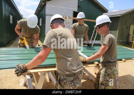 Des soldats de la Compagnie des Moines (Iowa), 389th Engineer Company de la Réserve de l'Armée de terre, travaillent sur un projet de troupes 21 juin 2022, au Camp courage de South Post à fort McCoy (Wisconsin). La compagnie a travaillé sur plusieurs projets pour améliorer le camp au cours de leur formation annuelle de 2022, y compris la mise en place d'une nouvelle voie d'évitement en métal sur de nombreux bâtiments. Les projets de troupes sont coordonnés par la Direction des travaux publics de fort McCoy et aident à améliorer l'infrastructure de l'installation tout en offrant de la formation aux unités de génie de l'Armée de terre. Banque D'Images