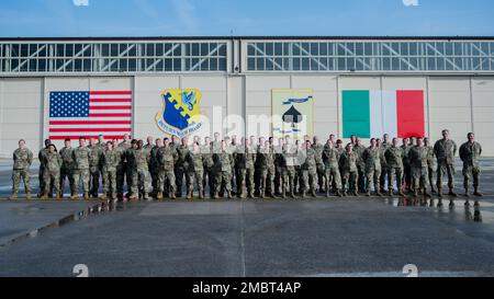 126th les membres de l'escadre de ravitaillement en vol posent pour une photo de groupe à la base aérienne d'Aviano, Aviano, Italie, 21 juin 2022. Les membres de la Garde nationale aérienne de l'Illinois, y compris l'escadron de préparation logistique 126th, se sont rendus à la base aérienne pour terminer leur formation annuelle et participer aux préparatifs de préparation de la mission locale. Banque D'Images