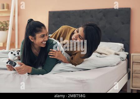 On s'est toujours amusé quand on était ensemble. deux jeunes femmes jouant à des jeux vidéo à la maison. Banque D'Images