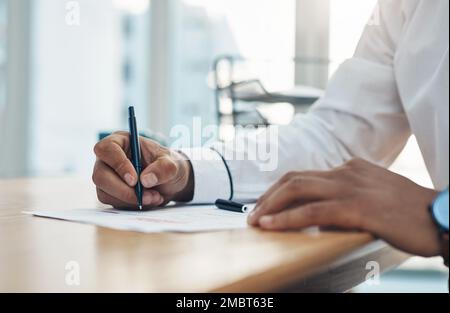 Signature d'une nouvelle proposition commerciale. Gros plan sur un homme d'affaires méconnu qui remplit des documents administratifs dans un bureau. Banque D'Images