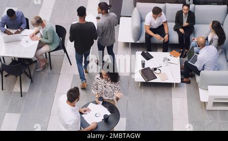 Tous les meilleurs dans les affaires. Photo en grand angle d'un groupe d'hommes d'affaires ayant une réunion lors d'une conférence. Banque D'Images