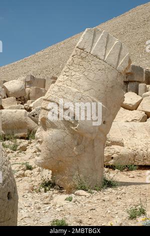 Dieu géant se dirige sur le mont Nemrut.Anatolie, Turquie.Anciennes statues en pierre colossale représentant des figures mythologiques légendaires Banque D'Images