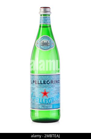 Chisinau, Moldova 16 novembre 2020: S. Pellegrino eau minérale naturelle pétillante. Mis en bouteille à la source San Pellegrino terme à Bergame, Italie. Banque D'Images