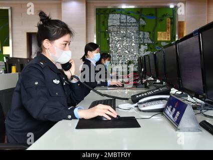 HANDAN, CHINE - 21 JANVIER 2023 - personnel du centre de commandement 110 du Bureau de la sécurité publique du district de Yongnian à Handan, dans le nord de la Chine, au Hebei Prov Banque D'Images