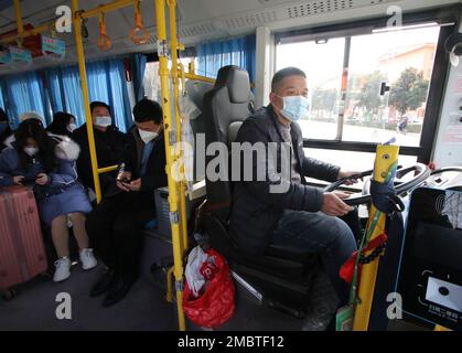 HANDAN, CHINE - 21 JANVIER 2023 - Un chauffeur de la compagnie Yuchi bus dirige un bus dans la rue dans le quartier Yongnian de la ville de Handan, Hebei pro du nord de la Chine Banque D'Images