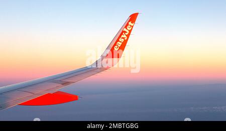 DÉCEMBRE 12. 2019: Vol facile Jet au-dessus des nuages. Le deuxième avion s'envole. EasyJet est un opérateur aérien britannique. Banque D'Images