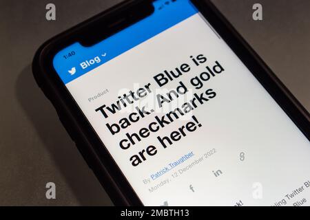 Vancouver, CANADA - décembre 18 2022 : Un billet de blog sur Twitter Blue et Twitter Gold sur le site Web Twitter vu sur un iPhone. Banque D'Images