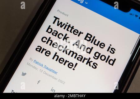 Vancouver, CANADA - décembre 18 2022 : Un billet de blog sur Twitter Blue et Twitter Gold sur le site Web Twitter vu sur un iPhone. Banque D'Images