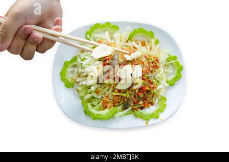 Découpe de crevettes à la sauce au poisson et légumes mélangés sous forme de Chili, ail frais, émincé, gourde amère, chou râpé, sur blanc isolé. Banque D'Images