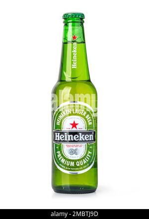 Chisinau, Moldavie - 05 décembre 2015 Heineken bouteille de bière originale isolée sur fond blanc Banque D'Images