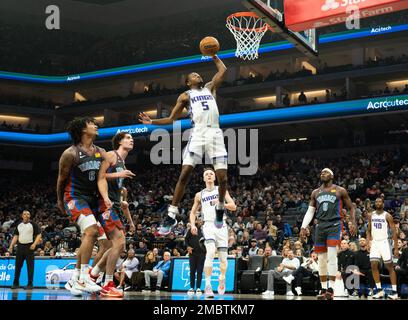 Sacramento, Californie, États-Unis. 20th janvier 2023. Sacramento Kings Guard DE'AARON FOX (5) dunks le ballon au-dessus de Oklahoma City Thunder forward Jaylin Williams (6) et Oklahoma City Thunder Guard Josh Giddey (3) dans le premier trimestre lors d'un match au Golden 1 Center à Sacramento. Les rois gagnent 118-113. (Credit image: © Paul Kitagaki Jr./ZUMA Press Wire) USAGE ÉDITORIAL SEULEMENT! Non destiné À un usage commercial ! Crédit : ZUMA Press, Inc./Alay Live News Banque D'Images