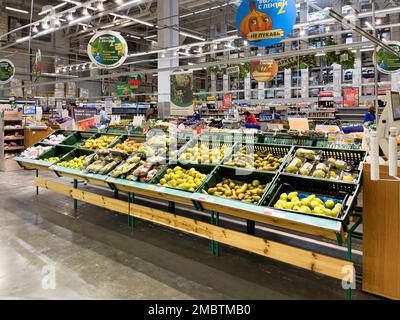 Novorossiysk, Russie - 27 avril 2022: Département de vente de fruits et légumes dans le supermarché. « Lenta » grand magasin en Russie Banque D'Images