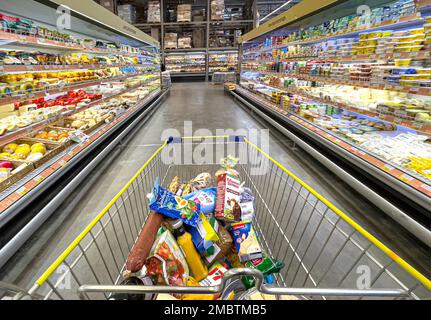 Novorossiysk, Russie - 27 avril 2022: Panier dans le supermarché. Boutique en ligne « lenta » en Russie Banque D'Images