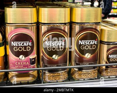 Anapa, Russie 05 mai 2022: Nescafé Or en granulés de café instantané, rangée de pots en verre de café sur les étagères du supermarché Banque D'Images
