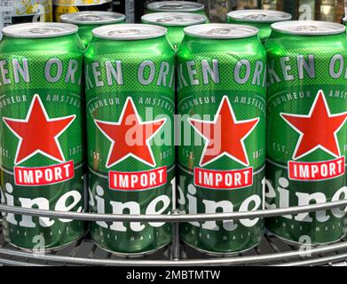 Anapa, Russie 05 mai 2022:boîtes de bière Heineken sur les étagères du supermarché Banque D'Images