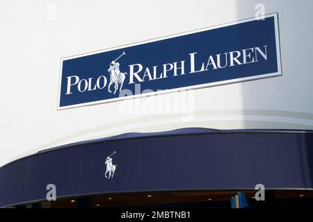 Palma de Mallorca, Espagne - sept., 23, 2017.: Le logo de Polo Ralph Lauren maison de vêtements de luxe sur un magasin. Ralph Lauren Corporation est un A. Banque D'Images