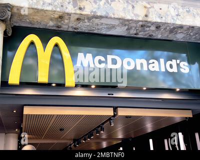 Barcelone, Espagne - 1 mai 2022. Panneau du restaurant McDonald's. McDonald's est une entreprise américaine de restauration rapide. Banque D'Images