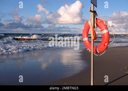 Vue rapprochée du preserrateur de vie sur le stand sur la plage de sable à proximité de vagues de mer de tempête Banque D'Images