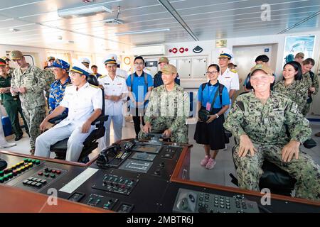 PHU YEN, Vietnam (22 juin 2022) – Capt Hank Kim, centre, Pacific Partnership 2022 (PP22) commandant de mission, Capitaine Timothy Quast, à droite, USNS Mercy (T-AH 19) commandant, Et le capitaine du navire médical vietnamien Khanh Hoa-01 s'assoit dans le pont de Khahn Hoa-01 lors d'une visite du navire médical vietnamien en soutien de PP22. En 17th ans, le Partenariat Pacifique est la plus importante mission multinationale annuelle d'aide humanitaire et de préparation aux secours en cas de catastrophe menée dans l'Indo-Pacifique. Banque D'Images