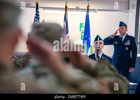 ÉTATS-UNIS Le colonel de la Force aérienne, Richard Martin, commandant du groupe de la base aérienne 423d, salue avec les aviateurs de la 501st Escadre de soutien au combat lors d'une cérémonie de changement de commandement à la RAF Alconbury, Angleterre, 22 juin 2022. Au cours de la cérémonie, le lieutenant-colonel Hans Winkler a cédé le commandement de l'escadron du génie civil 423d au Maj Kevin McKinley. Banque D'Images