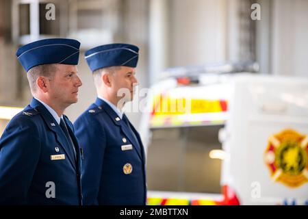 ÉTATS-UNIS Le colonel de la Force aérienne, Richard Martin, à gauche, commandant du groupe de la base aérienne 423d, ainsi que le lieutenant-colonel Hans Winkler, commandant du 423d Escadron du génie civil, sont à l'attention lors d'une cérémonie de passation de commandement à la RAF Alconbury, en Angleterre, au 22 juin 2022. Au cours de la cérémonie, Winkler a abandonné le commandement de la SCÉ 423d au Maj Kevin McKinley. Banque D'Images