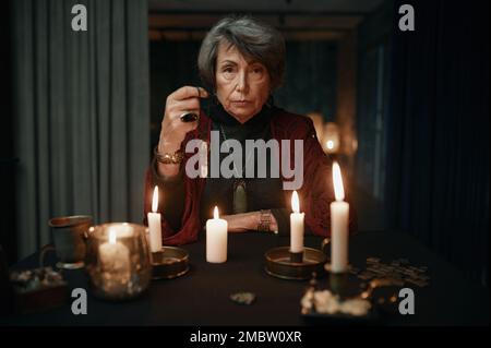 Portrait d'un représentant de fortune tenant une suspension en cristal pour la cession de la séance Banque D'Images