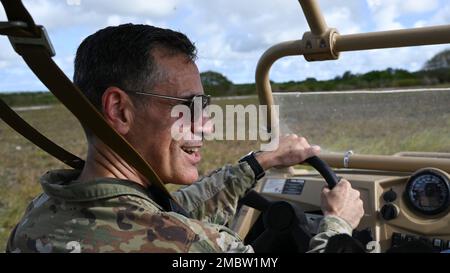 ÉTATS-UNIS Le lieutenant-général de la Force aérienne Marc Sasseville, 12th vice-chef du Bureau de la Garde nationale, conduit un véhicule tactique tout-terrain léger, MZRZ, au cours d'une visite sur la base aérienne d'Andersen, à Guam (22 juin 2022). Au cours de sa visite, Sasseville a remis un prix lors d'une cérémonie à la Garde nationale de l'armée de Guam pour sa réponse COVID-19, visité l'île et eu des discussions sur le plan d'opération actuel et les impacts à Guam. Banque D'Images