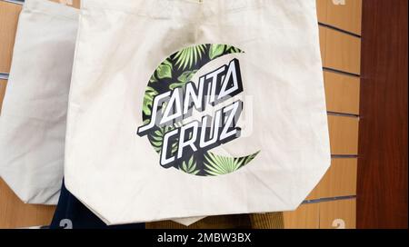 Bordeaux , Aquitaine France - 01 12 2023 : Santa Cruz skateboard signe texte et logo marque Apparel Skateboard dans sac textile Banque D'Images