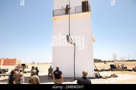 ÉTATS-UNIS Les soldats des forces spéciales de l'armée, ainsi que les opérations spéciales royales marocaines et tunisiennes, effectuent un entraînement rapide sur corde lors de l'exercice Lion africain 2022 à Tifnit Maroc, en Afrique, sur 22 juin 2022. AL22 correspond aux États-Unis Le plus grand exercice annuel combiné, conjoint, du Commandement de l'Afrique organisé par le Maroc, le Ghana, le Sénégal et la Tunisie, 6 juin - 30. Plus de 7 500 participants de 28 pays et de l'OTAN s'entraînent ensemble en mettant l'accent sur l'amélioration de la préparation des forces américaines et des pays partenaires. AL22 est un exercice commun de tous les domaines, multi-composants et multinational, employant une gamme complète de mi Banque D'Images