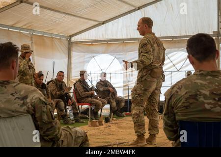 ÉTATS-UNIS Le capitaine de l'armée Dan Vazquez, 2nd Bataillon, 2nd brigade d'assistance des forces de sécurité, fort Bragg (Caroline du Nord), mène une opération de remouage avec des soldats de la Brigade des forces spéciales de l'armée tunisienne pendant l'opération African Lion 22 dans la zone d'entraînement de Ben Ghilof, au 22 juin 2022. African Lion est américain L'exercice annuel le plus important, le plus important, conjoint, du Commandement de l'Afrique organisé par le Maroc, le Ghana, le Sénégal et la Tunisie, 6 juin - 30. Plus de 7 500 participants de 28 pays et de l'OTAN s'entraînent ensemble en mettant l'accent sur l'amélioration de la préparation des forces américaines et des forces nationales partenaires. AL22 est une liaison multi-domaine, multi-composants Banque D'Images