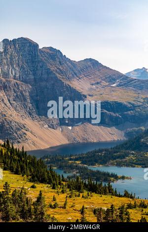 Une photo verticale du lac caché qui se trouve dans le parc national des Glaciers Banque D'Images