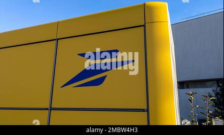 Bordeaux , Aquitaine France - 01 12 2023 : la poste logo jaune marque et texte signe station Colissimo City terminal vestiaire livraison du bureau poste St Banque D'Images