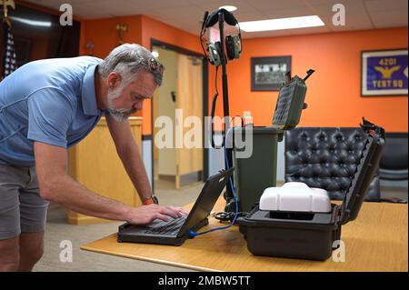 Sam Denison, développeur de logiciels principal à l'Escadron d'essais et d'évaluation 49th de l'AFB de Barksdale, en Louisiane, prépare un nouveau système de communication hors de la vue avant sa première démonstration aérienne à bord d'une Force aérienne B-52, en 22 juin 2022. Le système, appelé IRS, permet le transfert de données, de voix et d'images en temps quasi réel qui peut être transmis au 608th Air Operations Center en temps quasi réel. Banque D'Images