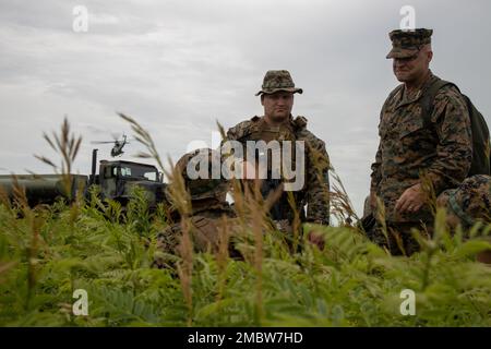 Le Lgén David Bellon, commandant de la Réserve des Forces maritimes et des Forces maritimes du Sud, du corps maritime des États-Unis, parle aux Marines avec le 2nd Bataillon, 24th Marine Regiment, Fox Co., 4th Marine Division à Riley, Kansas, sur 22 juin 2022. L'exercice Gunslinger 22 est un projet conjoint de la Garde nationale aérienne du Kansas et des États-Unis Exercice de corps de marine conçu pour accroître le contrôle et l'entraînement conjoints des avions pour des éventualités réelles potentielles. Banque D'Images