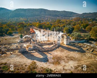 Vue de drone sur la ville antique de Stratonikeia à Eskihisar, Mugla, Turquie. Banque D'Images