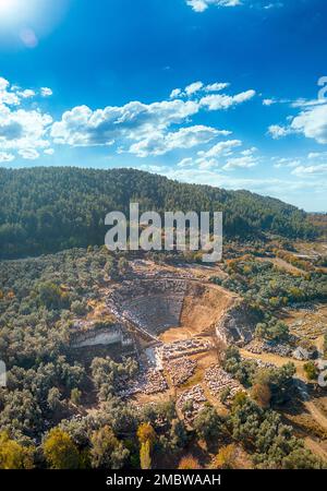 Vue de drone sur la ville antique de Stratonikeia à Eskihisar, Mugla, Turquie. Banque D'Images