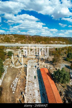 Vue de drone sur la ville antique de Stratonikeia à Eskihisar, Mugla, Turquie. Banque D'Images