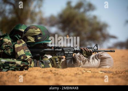 Un soldat des Forces armées sénégalaises (SAF) pratique le tir d'une carbine M-4 pendant le Lion africain 22 à Dodji, Sénégal, 22 juin 2022. African Lion 22 est américain L’exercice annuel le plus important, le plus important, le plus important, organisé par le Commandement de l’Afrique et organisé par le Maroc, le Ghana, le Sénégal et la Tunisie, le 6-30 juin. Plus de 7 500 participants de 28 pays et de l'OTAN s'entraînent ensemble en mettant l'accent sur l'amélioration de la préparation des forces américaines et des forces nationales partenaires. AL22 est un exercice conjoint de tous les domaines, multi-composants et multinational, qui emploie une gamme complète de capacités de mission dans le but de renforcer l'interopérabilité entre les participants et l'ensemble Banque D'Images