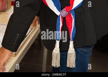 maire avec foulard tricolore de france à la mairie française Banque D'Images