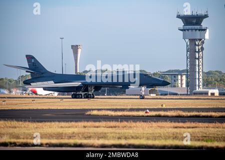 A ÉTATS-UNIS Le danseur de la Force aérienne B-1B affecté à l'escadron de la bombe expéditionnaire 34th, base aérienne d'Ellsworth, Dakota du Sud, des taxes passant devant la tour de contrôle de l'aéroport de Darwin en route vers la base de la Royal Australian Air Force pour prendre du carburant à Darwin, territoire du Nord, Australie, 22 juin 2022. Les missions de bombardiers contribuent à la létalité de la force conjointe et à la dissuasion de l'agression dans l'Indo-Pacifique en démontrant la capacité de la Force aérienne des États-Unis d'opérer n'importe où dans le monde à tout moment à l'appui de la Stratégie de défense nationale. Banque D'Images