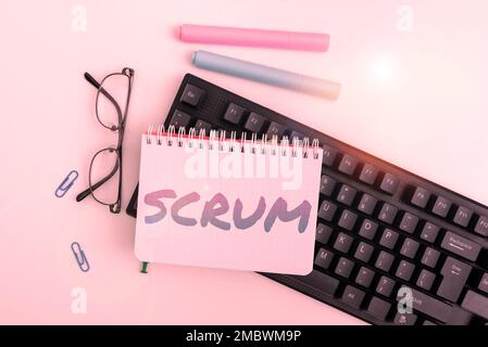 Légende de texte présentant Scrum, Business concept écriture manuscrite comme distincte de l'impression de caractères écrits de jeu Banque D'Images