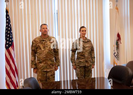 ÉTATS-UNIS Le major de la Force aérienne, Amy Morris (à droite), directrice des inspections du bureau de l'inspecteur général de l'escadre de ravitaillement en vol 126th, se trouve à côté du commandant de l'escadre de ravitaillement en vol 126th, le colonel Tom Jackson, tandis que son ordonnance de promotion est lue à la base de la Force aérienne Scott, dans l'Illinois, au 22 juin 2022. L'aile de la Garde nationale aérienne de l'Illinois vole le KC-135 Stratotanker pour accomplir sa mission de ravitaillement aérien avec des avions militaires américains et alliés. Banque D'Images