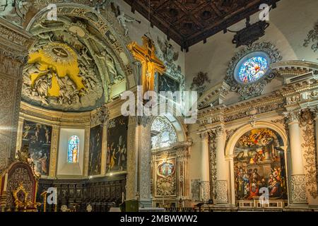 L'abside et le transept droit de la cathédrale de Maria Santissima della Visitazione avec des décorations et des stucs de style baroque. Enna, Sicile Banque D'Images