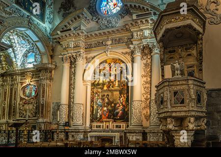 Autel dans le transept droit, Chapelle de la Nativité. Peinture représentant l'adoration des Magi, huile sur toile. Enna, Sicile, Italie, Europe Banque D'Images