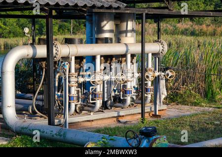 Vannes manuelles pour utilisation dans les zones industrielles qui sont généralement installées sur des réservoirs, des tuyaux, des pompes, des étangs et des puits dans des centrales électriques à cycle combiné. Banque D'Images